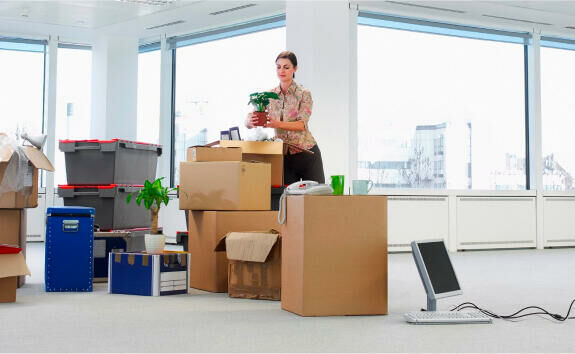 Imagem woman packing to move house
